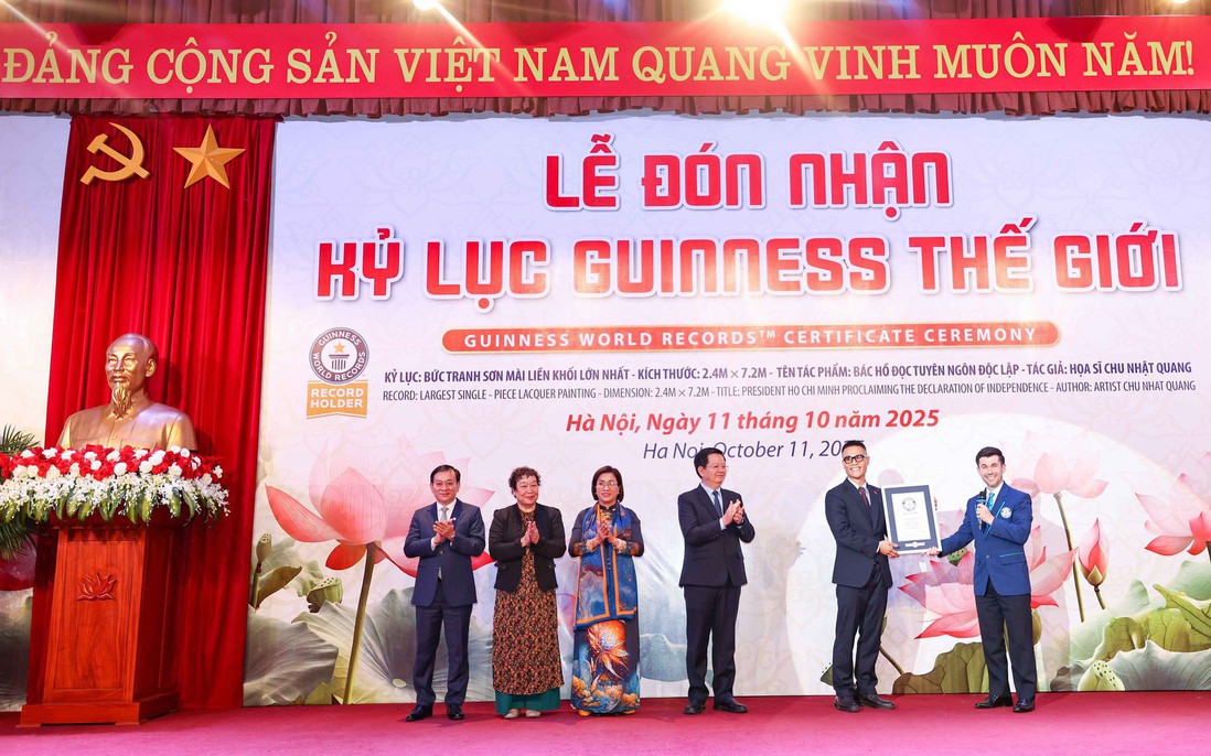 Tranh sơn mài về Bác Hồ được công nhận Kỷ lục Guinness Thế giới