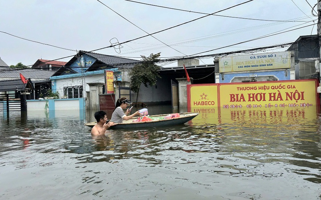 Nước lũ bủa vây nhiều thôn, làng ngoại thành Hà Nội