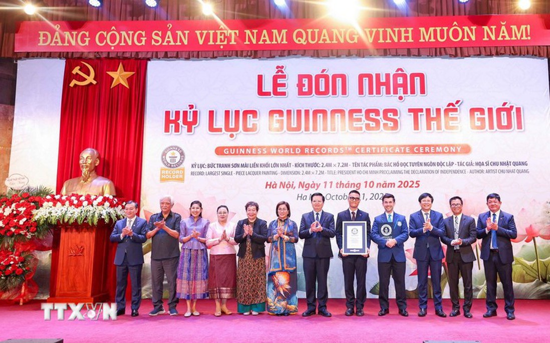 Bức tranh sơn mài "Bác Hồ đọc Tuyên ngôn Độc lập" được trao Kỷ lục Guinness
