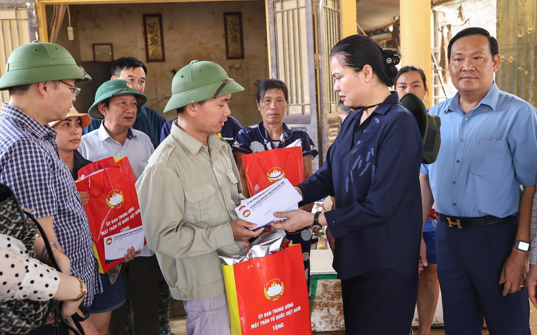 Phó Chủ tịch UBTƯ MTTQ Việt Nam Hà Thị Nga thăm hỏi và trao hỗ trợ Nhân dân tỉnh Thái Nguyên