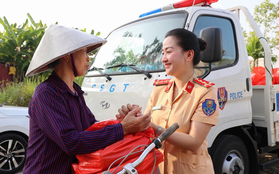 Phụ nữ Công an Hà Nội chia sẻ cùng người dân vùng lũ 