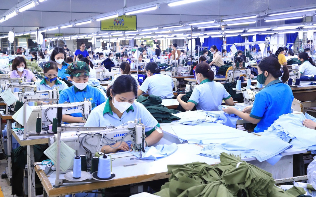 Gấp rút may hàng chục nghìn bộ quần áo gửi đến đồng bào vùng lũ