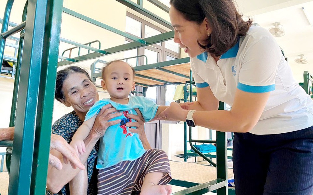 Hội LHPN Hà Nội thăm hỏi, động viên người dân 2 xã bị ảnh hưởng nặng nề bởi bão lũ