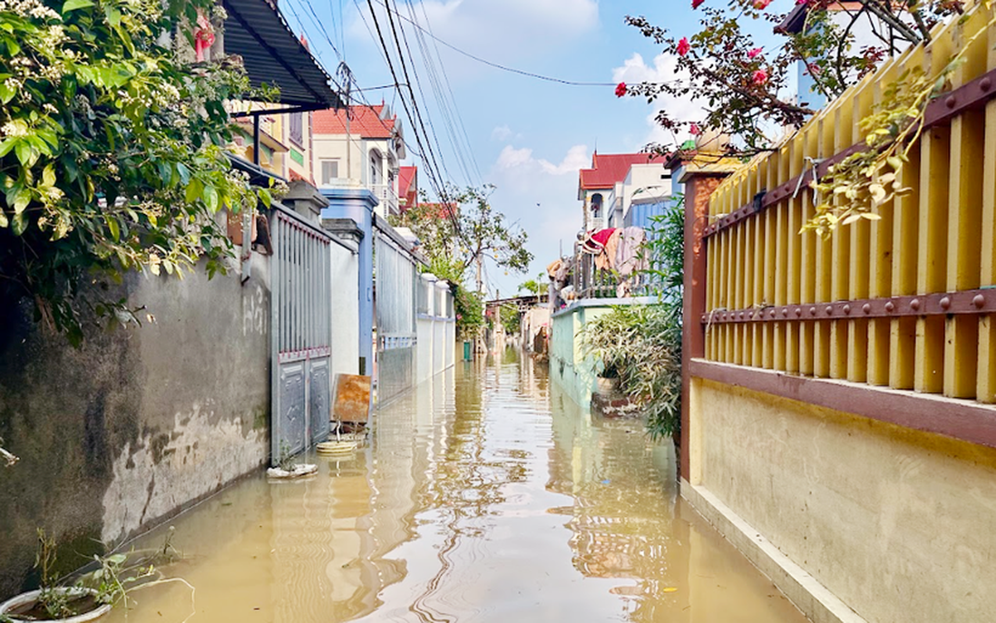Mất điện, thiếu nước sạch do lũ, Hà Nội còn hơn 2.100 ngôi nhà bị ngập