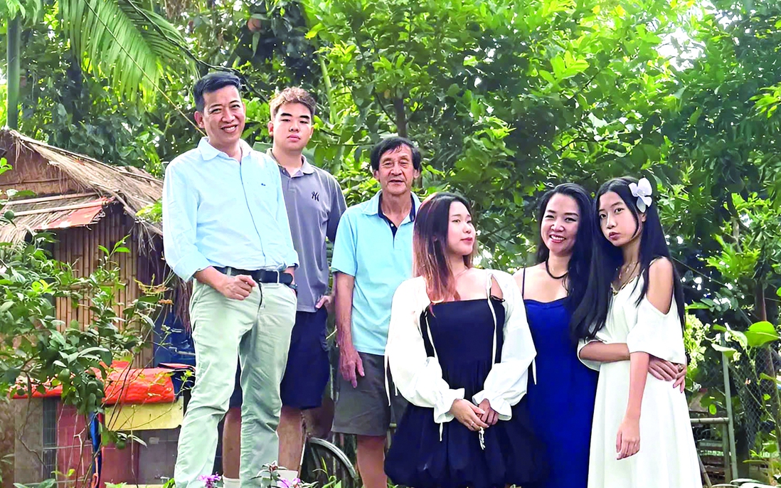 Nhà văn Hoàng Anh Tú: Hạnh phúc gia đình được xây
từ những điều giản dị