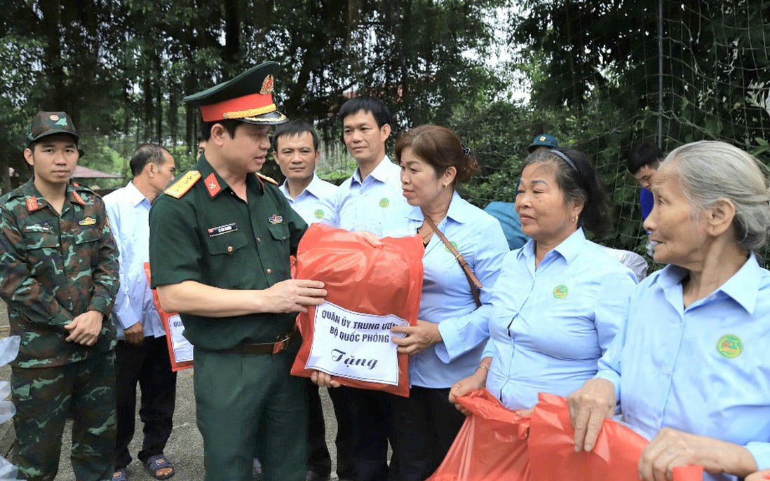 Tổng cục Hậu cần - Kỹ thuật tặng 2 nghìn bộ quần áo mới cho người dân vùng lũ Thái Nguyên