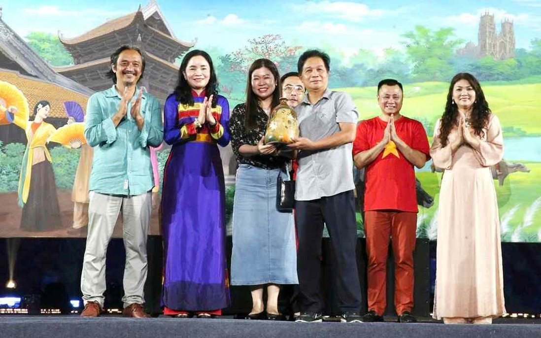 Bộ Văn hóa, Thể thao và Du lịch quyên góp gần 4,3 tỉ đồng ủng hộ đồng bào bị thiệt hại do bão lũ