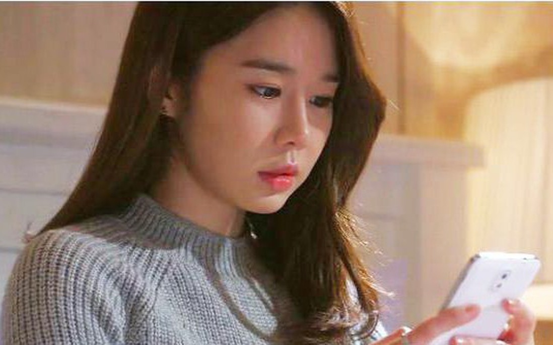 Vợ choáng váng khi bị chồng gọi là "con điên" với nhân tình