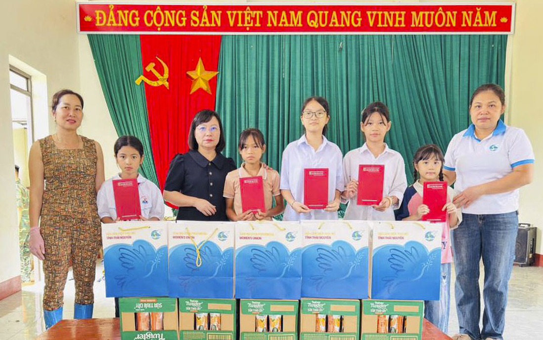 Hội LHPN tỉnh Thái Nguyên trao quà, hỗ trợ trẻ mồ côi, khó khăn bị ảnh hưởng bão số 11