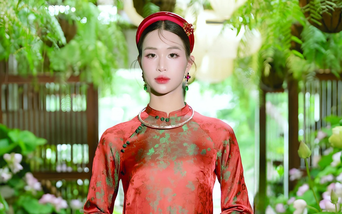 Á hậu chuyển giới Minh Anh say mê áo dài