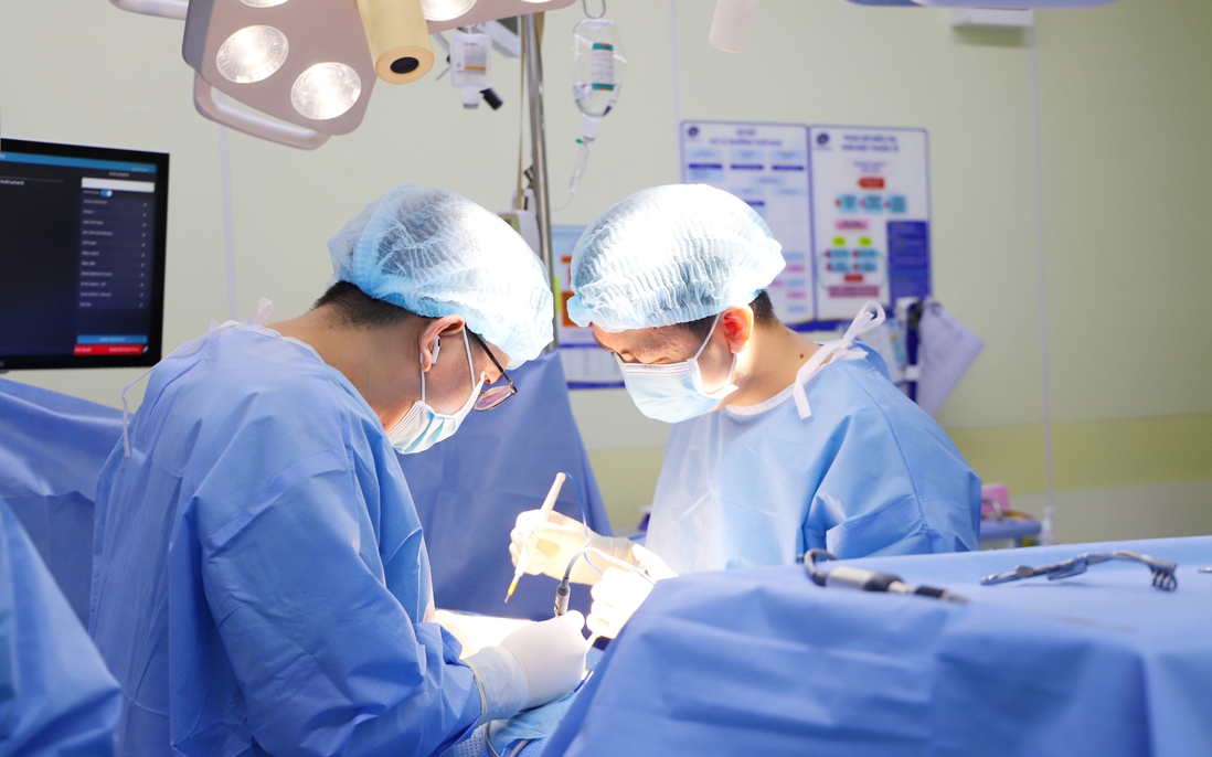 Phẫu thuật cứu sống bệnh nhân nước ngoài bị vỡ sọ, dập não