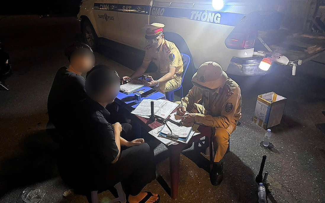"Quái xế tuổi học trò" tung hoành trong đêm, CSGT Hưng Yên mời phụ huynh