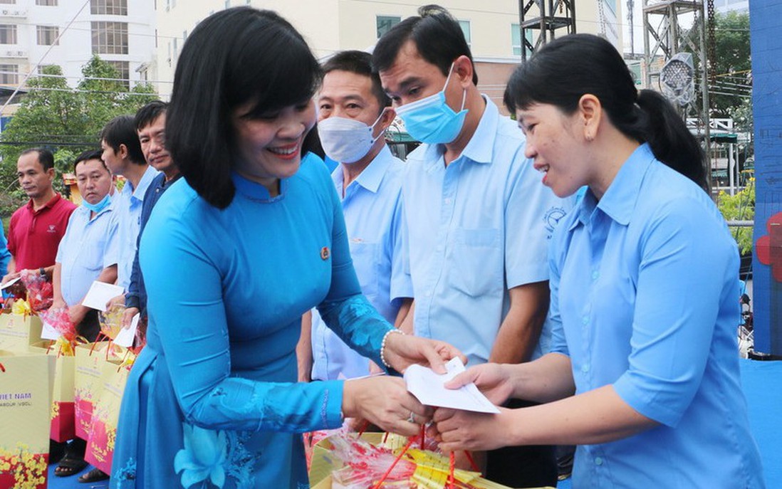 Công đoàn sẽ chi hàng nghìn tỷ đồng chăm lo Tết cho người lao động thế nào?