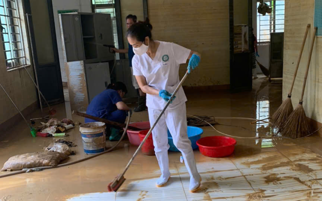 Cán bộ y tế Thái Nguyên hỗ trợ khử khuẩn, chăm sóc sức khỏe người dân sau lũ