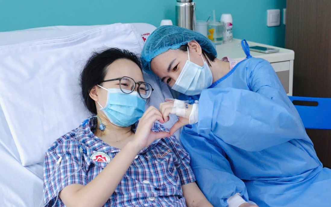 Người mẹ hiến gan cứu con gái 17 tuổi, dù không cùng nhóm máu