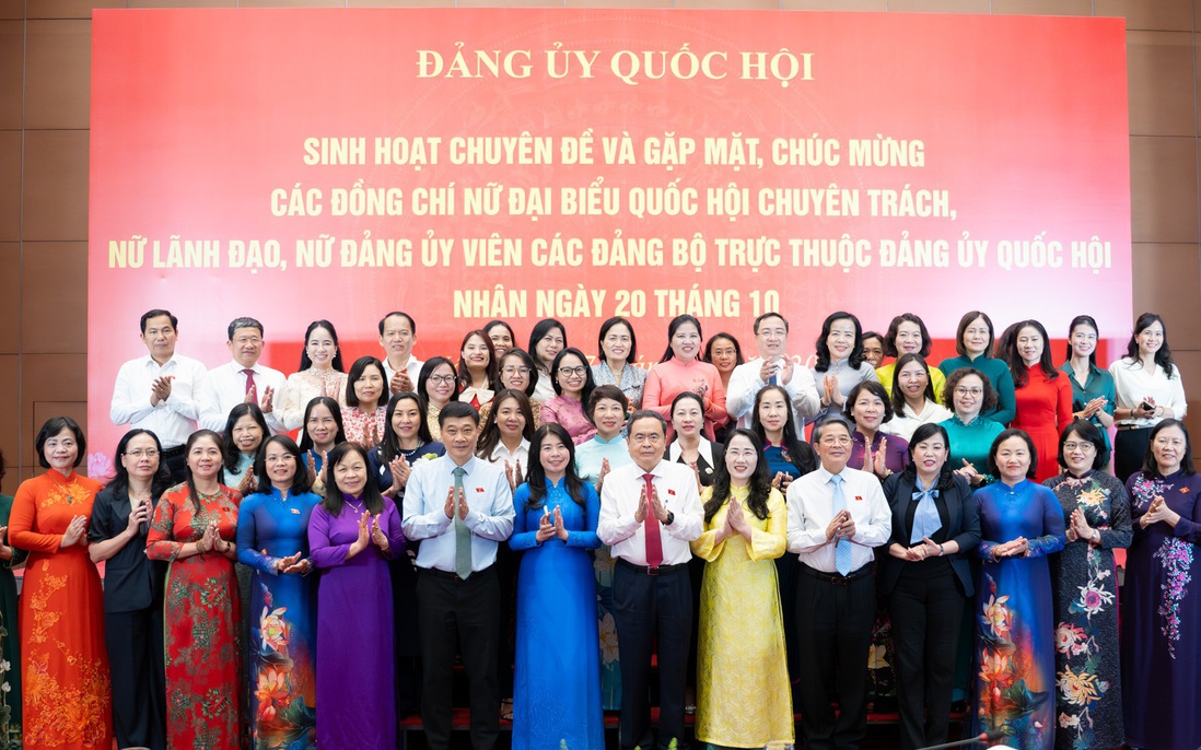 Chủ tịch Quốc hội: Mong các nữ đại biểu phát huy trí tuệ cho Kỳ họp thứ 10