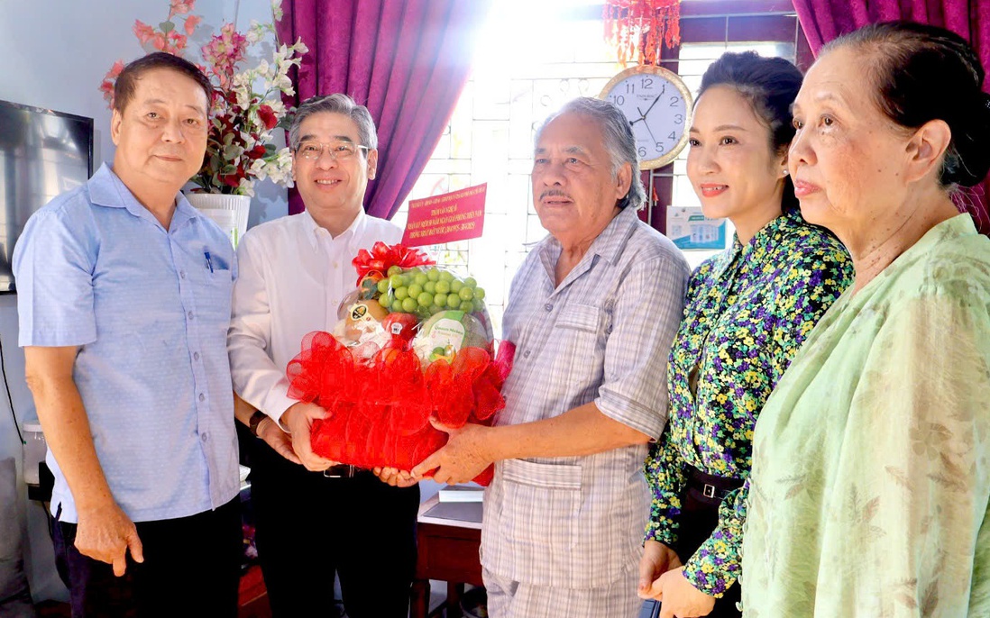 Lãnh đạo TPHCM thăm văn nghệ sĩ tiêu biểu, lão thành