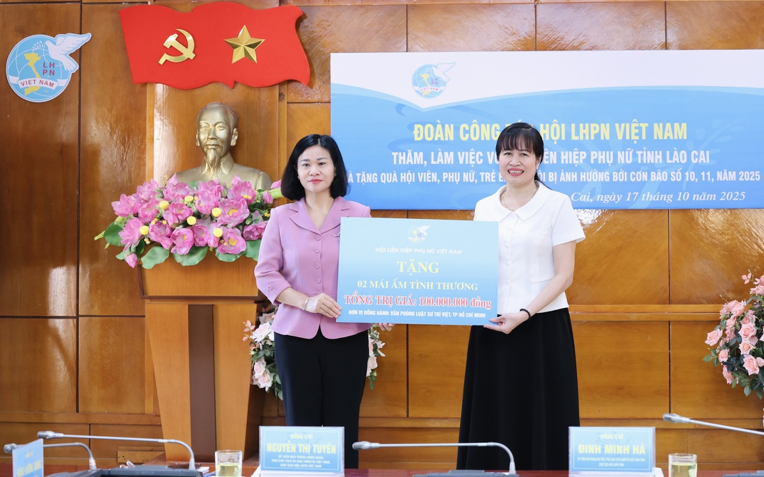 Chủ tịch Hội LHPN Việt Nam tặng quà phụ nữ, trẻ em bị ảnh hưởng bởi bão lũ tại Lào Cai