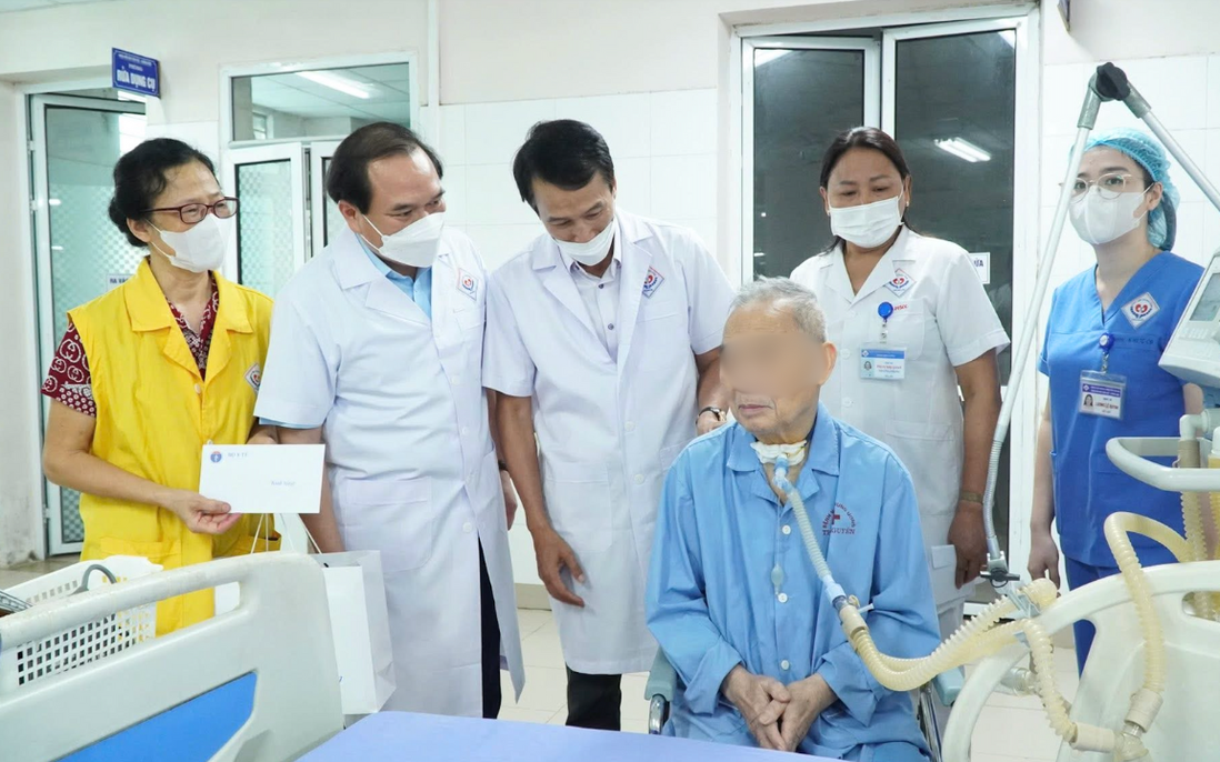 Lũ dâng, điện cắt, sóng mất, y, bác sĩ giành giật sự sống cho bệnh nhân giữa biển nước
