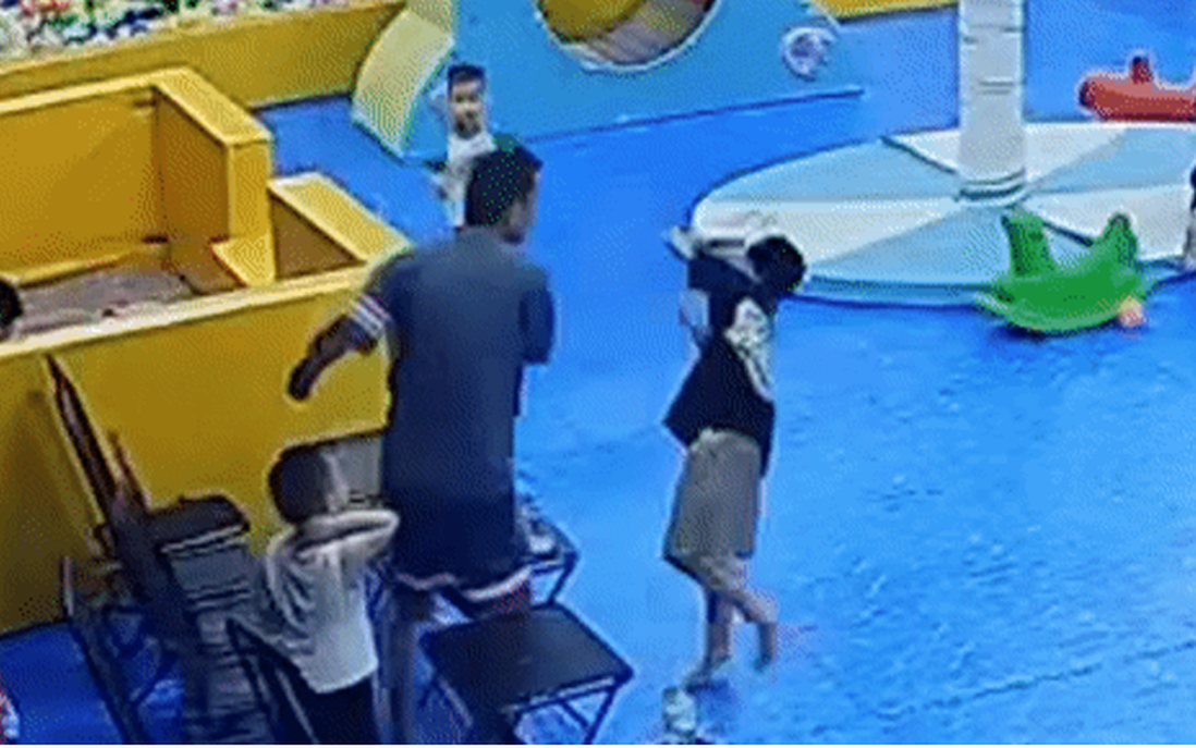Bé trai 8 tuổi bị tát sưng má giữa khu vui chơi Zin Zin: Gia đình nộp clip cho công an
