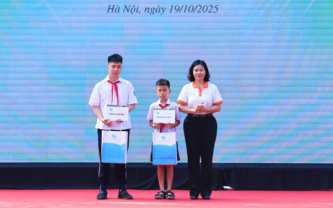 Báo Phụ nữ Việt Nam trao học bổng cho trẻ mồ côi, có hoàn cảnh đặc biệt tại Hà Nội 