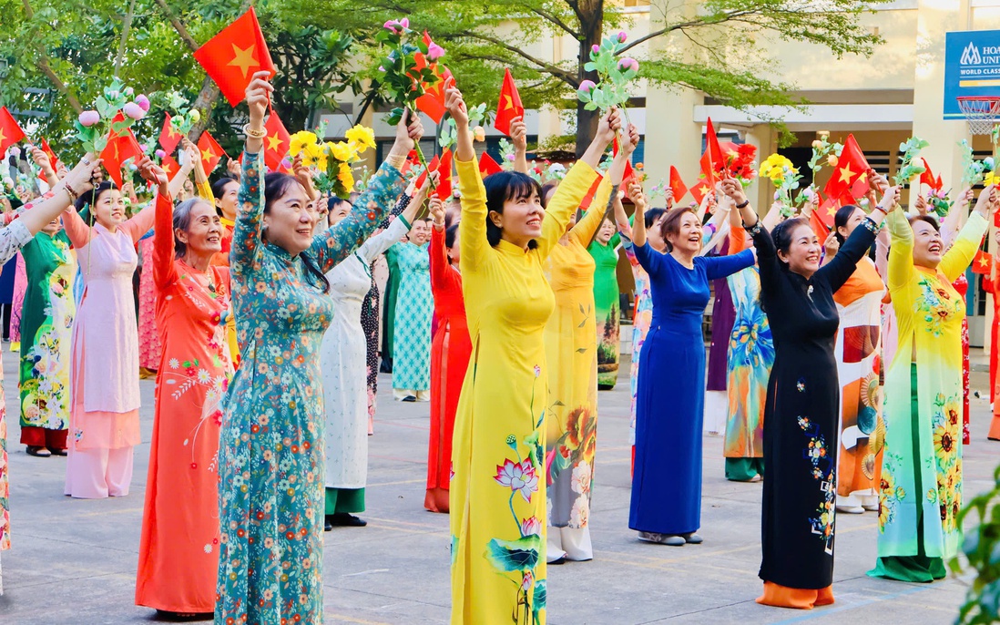 TPHCM: Đồng diễn áo dài chào mừng Ngày 20/10