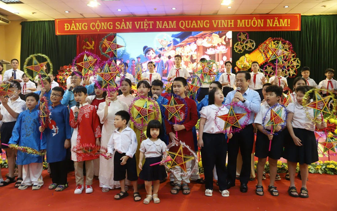 Hà Nội: Trao gần 700 suất quà Trung thu tới học sinh chuyên biệt