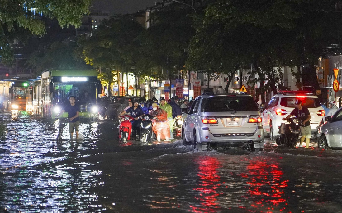 Ngập lụt ở Hà Nội và TPHCM, chuyên gia hiến kế mô hình "sống cùng với nước"