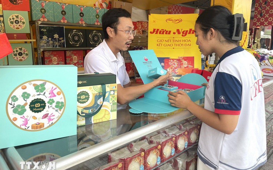 TPHCM: Sức mua bánh Trung thu tăng vọt, nhiều thương hiệu "cháy" hàng