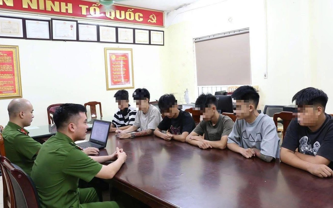 Vụ nam sinh ở Hà Nội bị ép bò giữa đường, liếm biển số xe: Khởi tố 2 đối tượng
