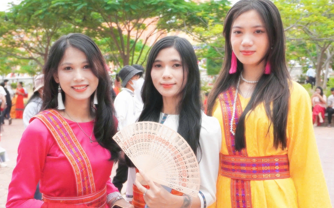 Thiếu nữ Chăm khoe sắc trong Lễ hội Katê tại Khánh Hòa