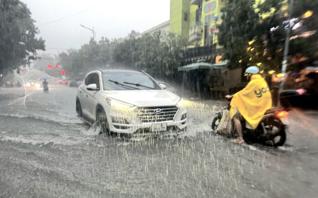 Bão số 12 tiếp tục đổi hướng, cảnh báo nhiều hình thái thời tiết nguy hiểm, mưa lớn ở Trung Bộ