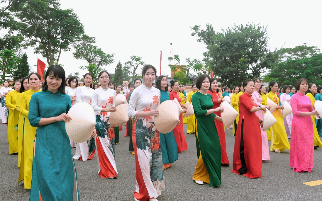 450 cán bộ, hội viên phụ nữ Hải quân đồng diễn áo dài "Sắc màu của biển"