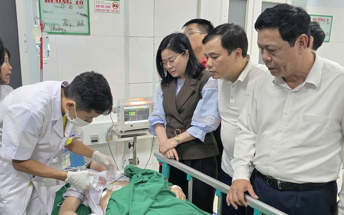 Dũng cảm cứu bệnh nhi khỏi kẻ cầm dao, nữ điều dưỡng bị thương nặng