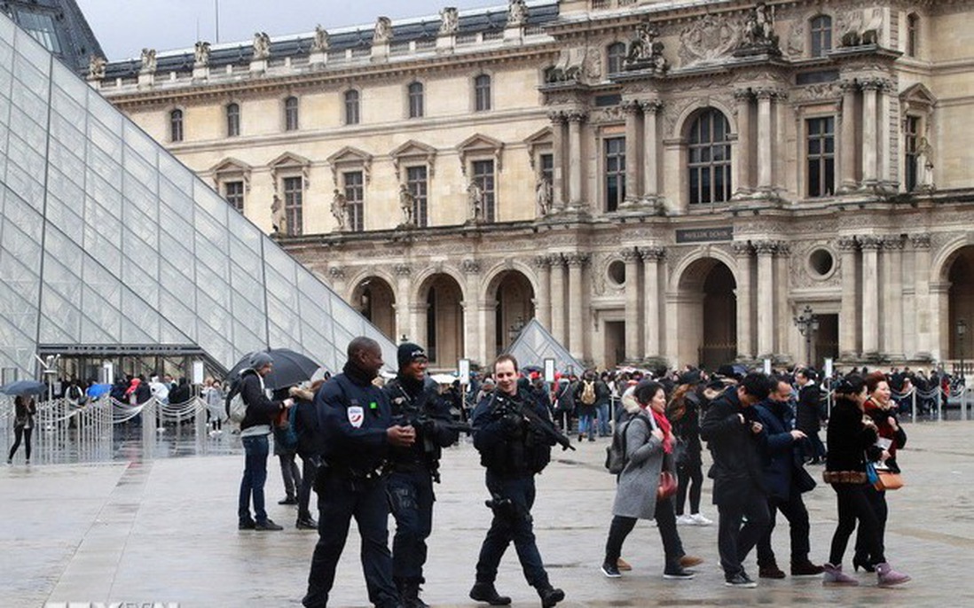 Vụ trộm tại Bảo tàng Louvre: Giám đốc bảo tàng thừa nhận sai sót an ninh