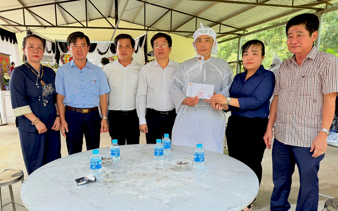 TPHCM: Hỗ trợ hơn 175 triệu đồng cho thân nhân cụ bà 79 tuổi bị nước lũ cuốn trôi