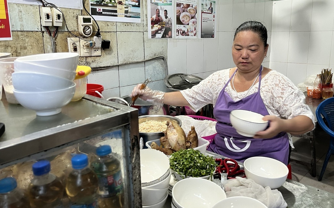 Bát phở 8.000 đồng và tấm lòng nhân hậu người phụ nữ "bán rẻ để sẻ chia"