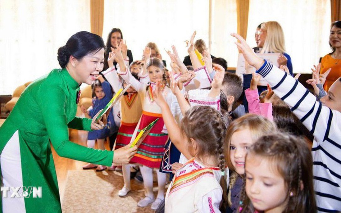 Phu nhân Tổng Bí thư giao lưu với các em nhỏ tại Trường mầm non số 2 Zvanche