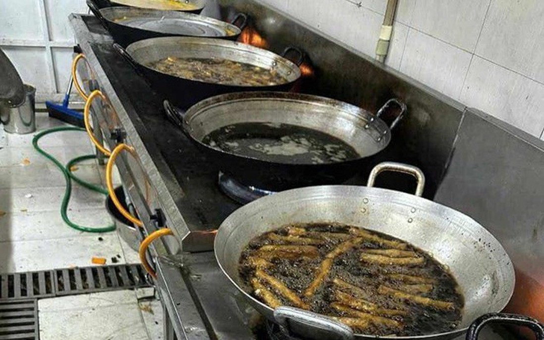 Phụ huynh nghi nhà cung cấp suất ăn bán trú cho nhiều trường học ở Hà Nội dùng "dầu đen kịt"
