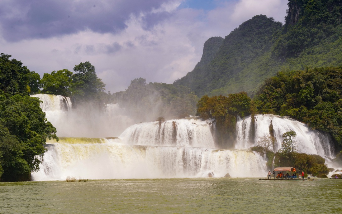 Vẻ đẹp hùng vĩ của thác nước nằm trong top đẹp nhất thế giới ở Cao Bằng