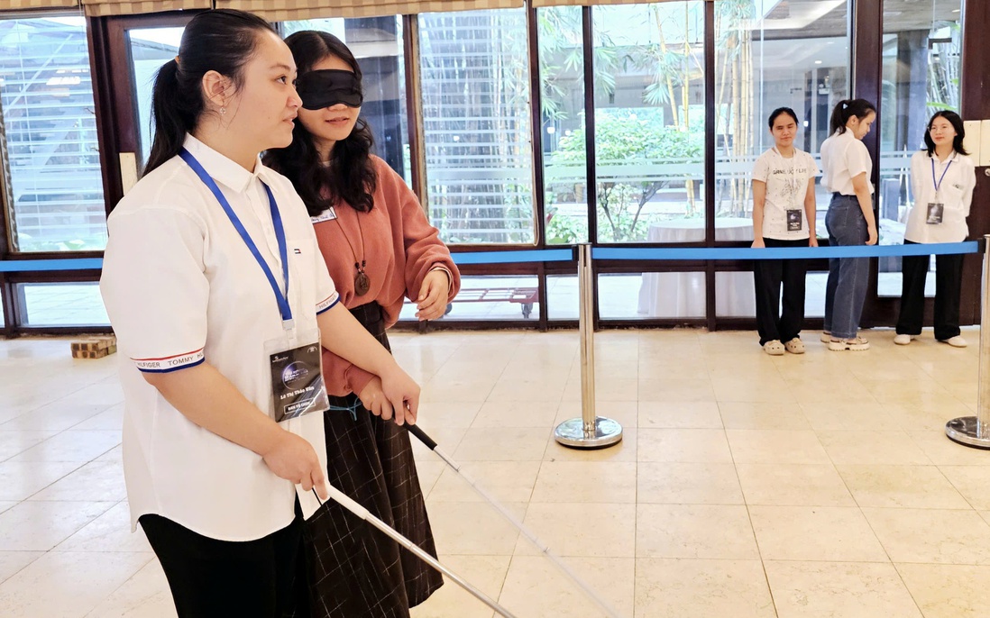 Nhiều bạn trẻ "Trải nghiệm bóng tối" cùng người khiếm thị