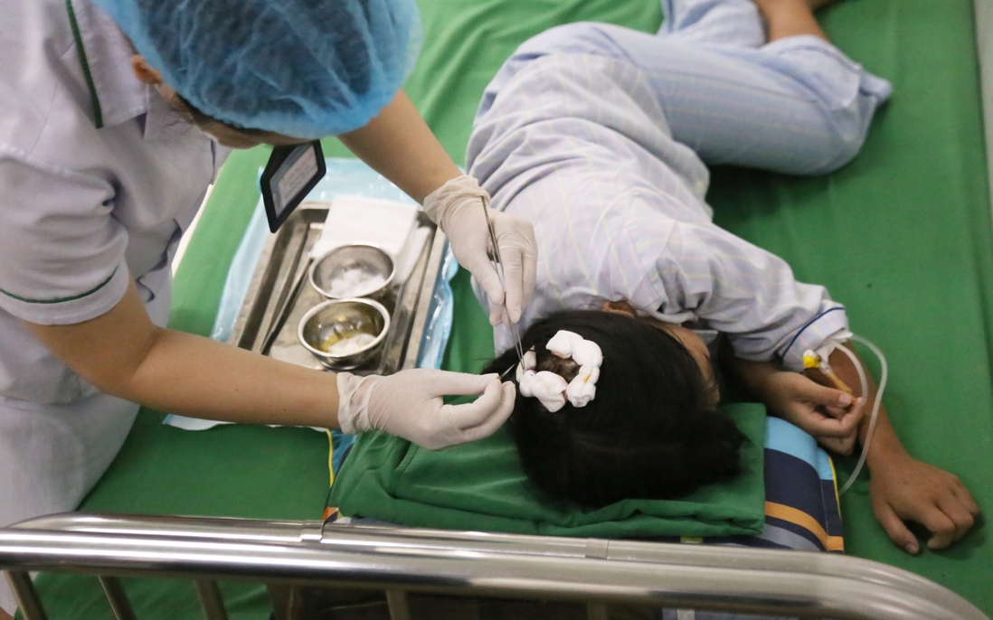Đưa bé gái bị cha dượng bạo hành ở Hà Tĩnh về quê ngoại Sơn La sinh sống