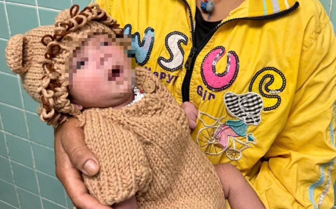 Bé sơ sinh thủng dạ dày vì người nhà cho ăn cơm  