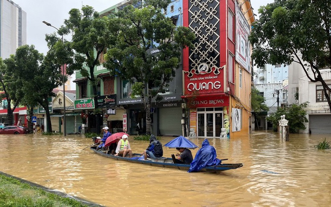 Huế đã di dời trên 4.450 người dân ở vùng ngập lụt, sạt lở đất