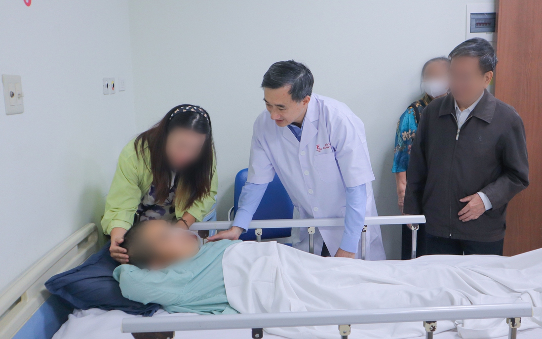Thứ trưởng Bộ Y tế thăm bệnh nhân được ông "mở đường" đưa đi cấp cứu kịp thời