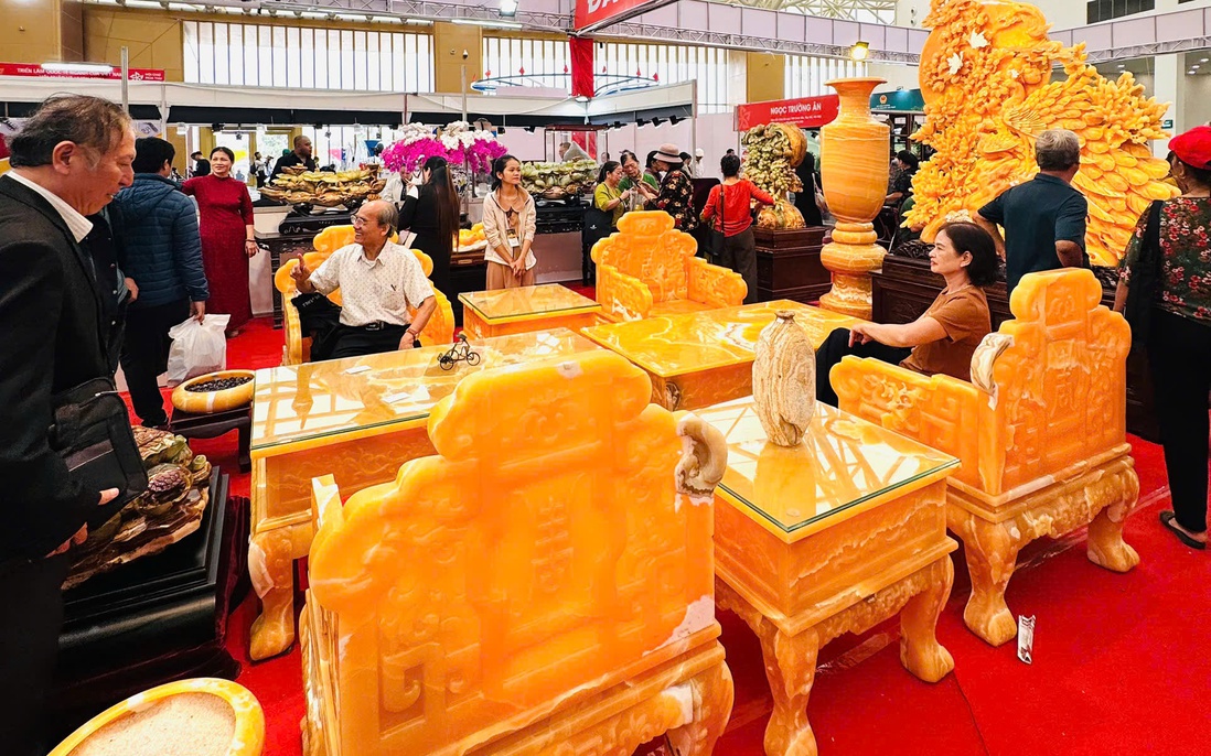 Hội chợ Mùa Thu 2025: Mặt hàng đá quý tinh xảo thu hút người xem