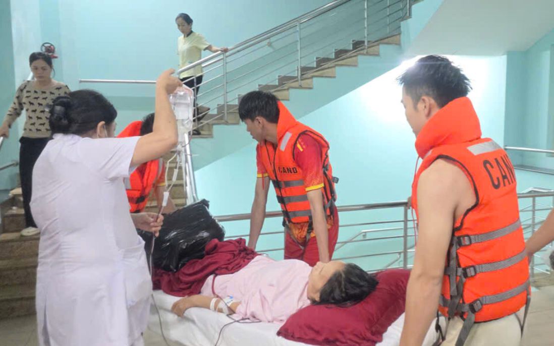 Bệnh viện Trung ương Huế ngập sâu, kích hoạt phương án đảm bảo an toàn bệnh nhân