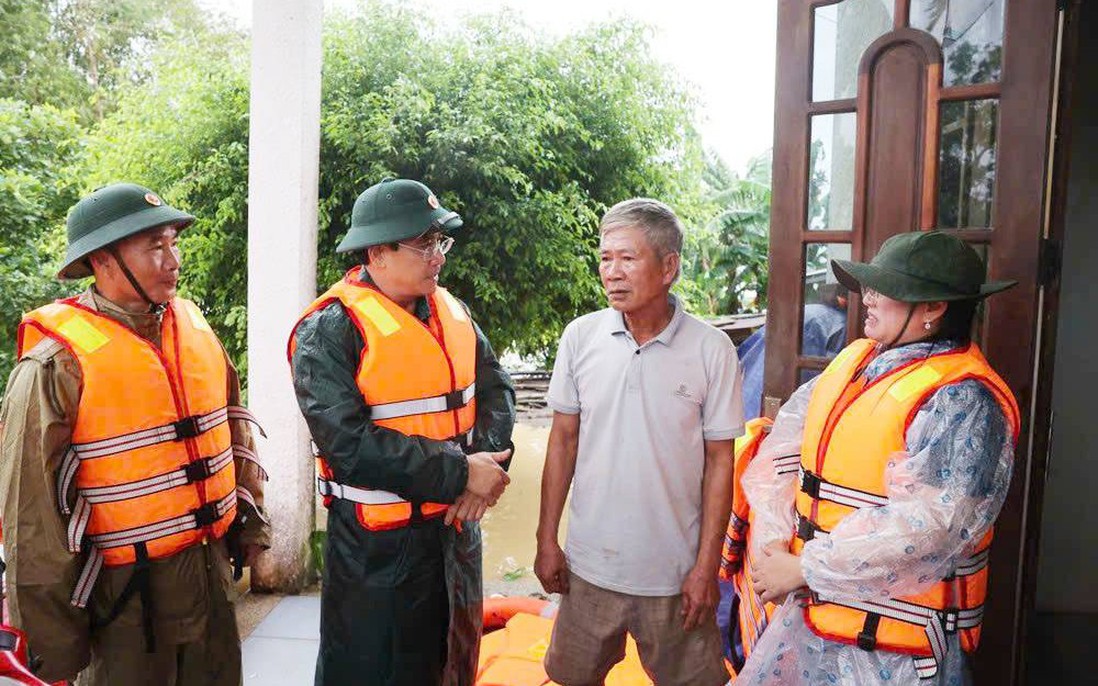 Khẩn trương ứng cứu, đưa người dân Đà Nẵng ở khu vực ngập sâu đến nơi an toàn