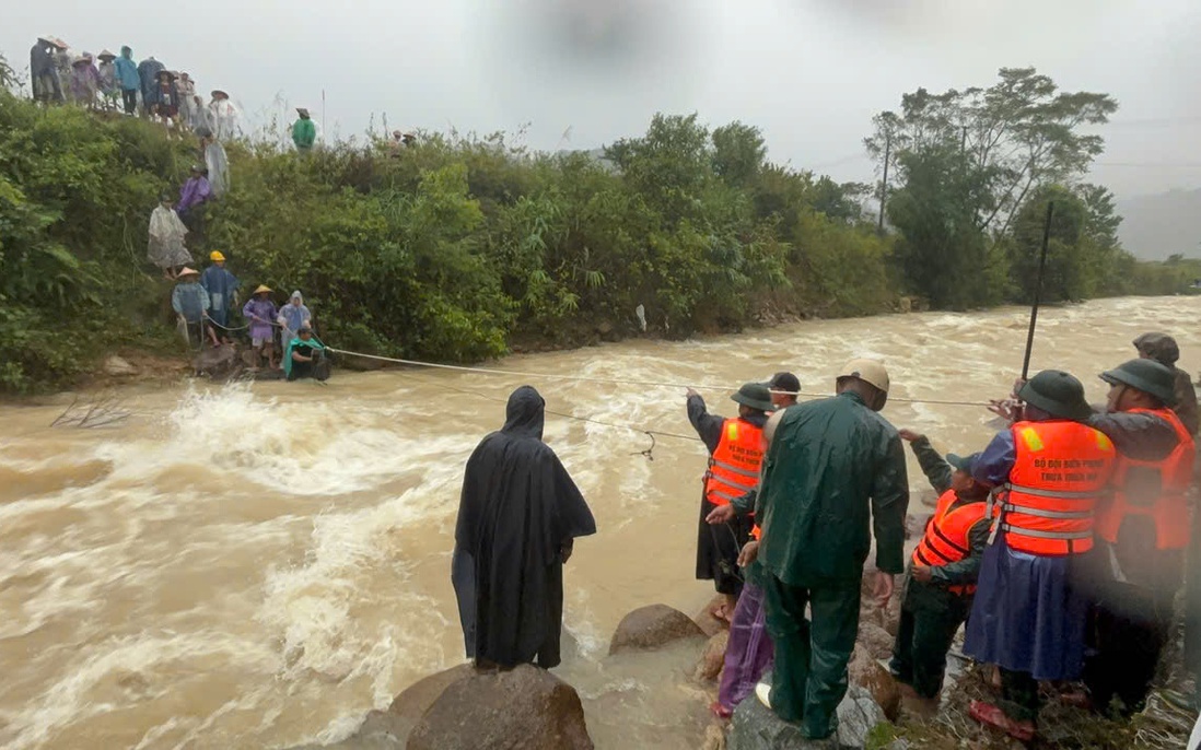 Bộ đội Biên phòng Huế dùng dây đưa gạo, lương thực qua suối cứu trợ hơn 100 người dân bị cô lập