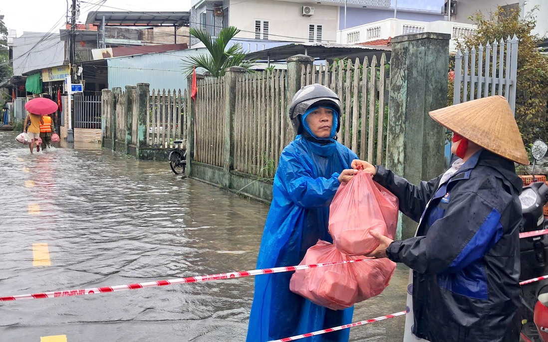 Nghĩa cử ấm áp của phụ nữ Đà Nẵng với người dân vùng lũ
